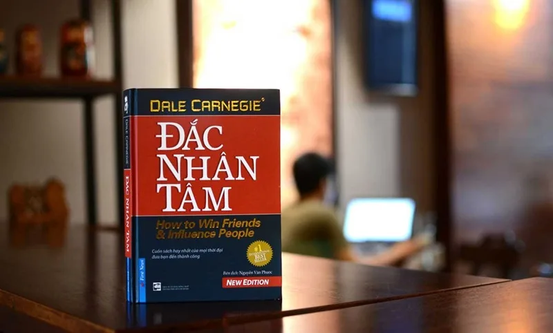 Khám phá trọn bộ bí quyết thu phục lòng người khi tìm hiểu sách Đắc Nhân Tâm nói về gì.