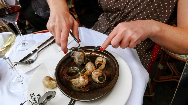 Thưởng thức Escargot đúng điệu đòi hỏi sự khéo léo khi kết hợp bộ kẹp và nĩa hai răng chuyên dụng.