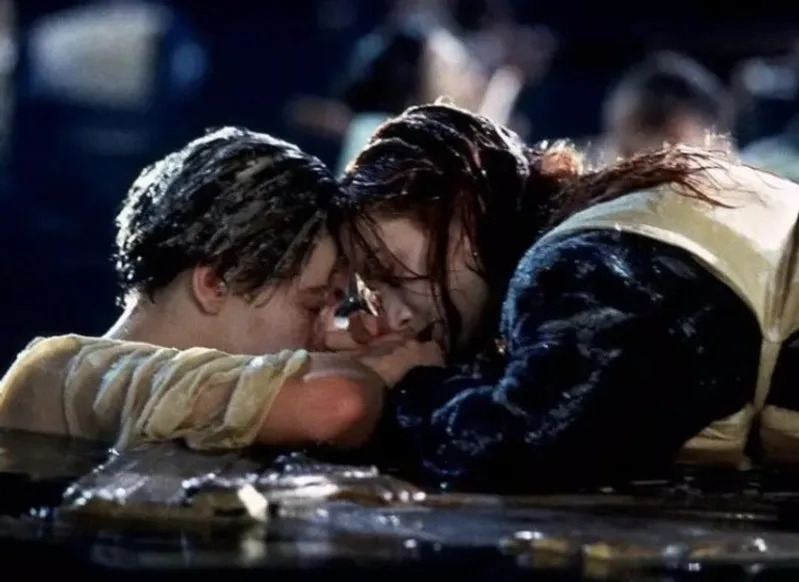Từ một cuộc gặp gỡ tình cờ, câu chuyện tình yêu dần chuyển thành bi kịch khi Titanic va vào băng trôi.