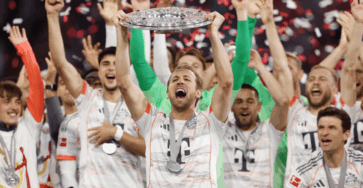 Bayern Munich nâng cao chiếc đĩa bạc Meisterschale lần thứ 11 liên tiếp trong lịch sử.