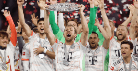 Bayern Munich nâng cao chiếc đĩa bạc Meisterschale lần thứ 11 liên tiếp trong lịch sử.