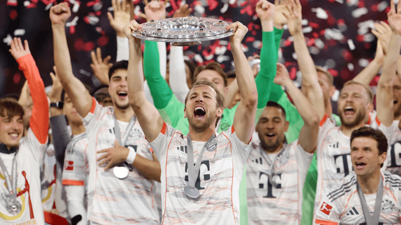 Bayern Munich nâng cao chiếc đĩa bạc Meisterschale lần thứ 11 liên tiếp trong lịch sử.