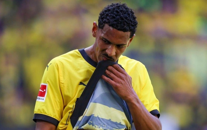 Nỗi đau tột cùng của các cầu thủ Dortmund khi đánh mất chức vô địch ngay trên sân nhà.