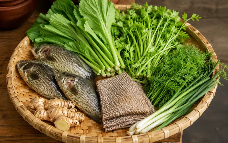 Nguyên liệu tươi ngon là yếu tố quan trọng tạo nên hương vị chuẩn của canh cá rô Hưng Yên.