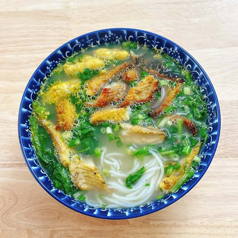 Canh cá rô nên được thưởng thức khi còn nóng để giữ trọn vị thơm của cá, rau xanh và nước dùng.