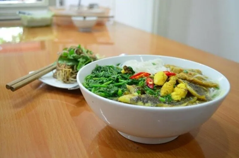 Canh cá rô Hưng Yên hấp dẫn bởi nước dùng thanh ngọt, cá rô thơm chắc thịt và hương vị quê Bắc Bộ mộc mạc.
