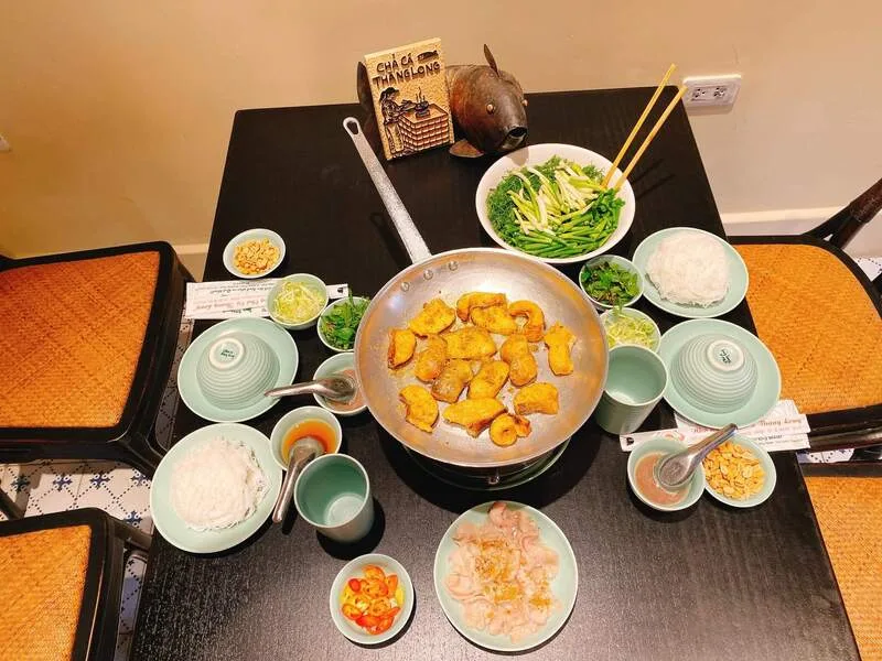 Chả cá Lã Vọng đặc biệt hợp với những buổi trưa mát trời hoặc chiều tối Hà Nội