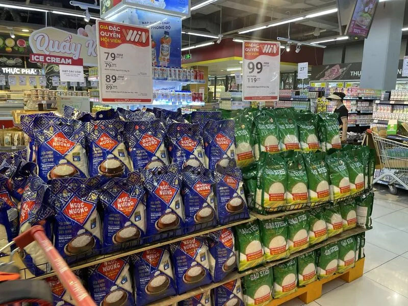 Gạo siêu thị thường có bao bì rõ ràng, dễ kiểm tra hạn dùng, thương hiệu và thông tin sản phẩm.